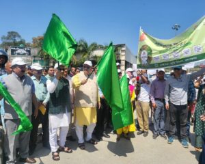 स्कूली बच्चों द्वारा निकाली जा रही जागरूकता रैली को कृषि मंत्री गणेश जोशी ने दिखाई हरि झंडी 