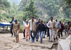 केदार नाथ में पैदल चल जानवरों के हालात का जायजा लेते कैबिनेट मंत्री सौरभ बहुगुणा saurabh bahuguna in kedarnath