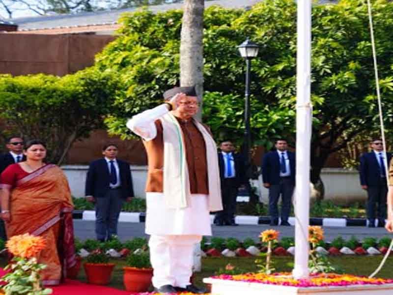 मुख्यमंत्री धामी ने 77 वें गणतंत्र दिवस के अवसर पर मुख्यमंत्री आवास में राष्ट्रीय ध्वज फहराया