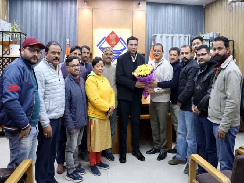 जिलाधिकारी देहरादून सविन बंसल से नवनियुक्त कार्यकारिणी संग शिष्टाचार भेंट की उत्तरांचल प्रेस क्लब के अध्यक्ष अजय राणा ने