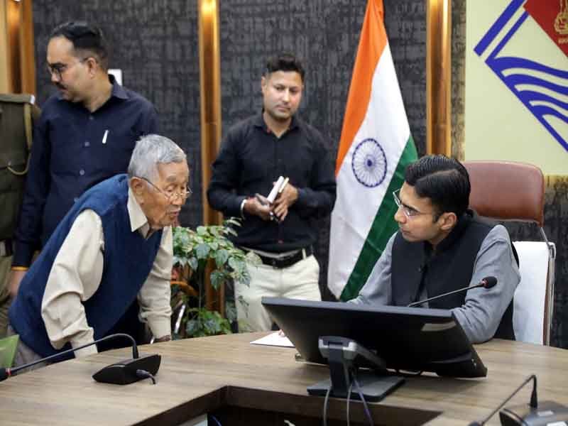 पुत्रवधु द्वारा प्रताड़ित बुजुर्ग दम्पति; डीएम ने दर्ज कराया भरणपोषण एक्ट वाद; फैसला जल्द